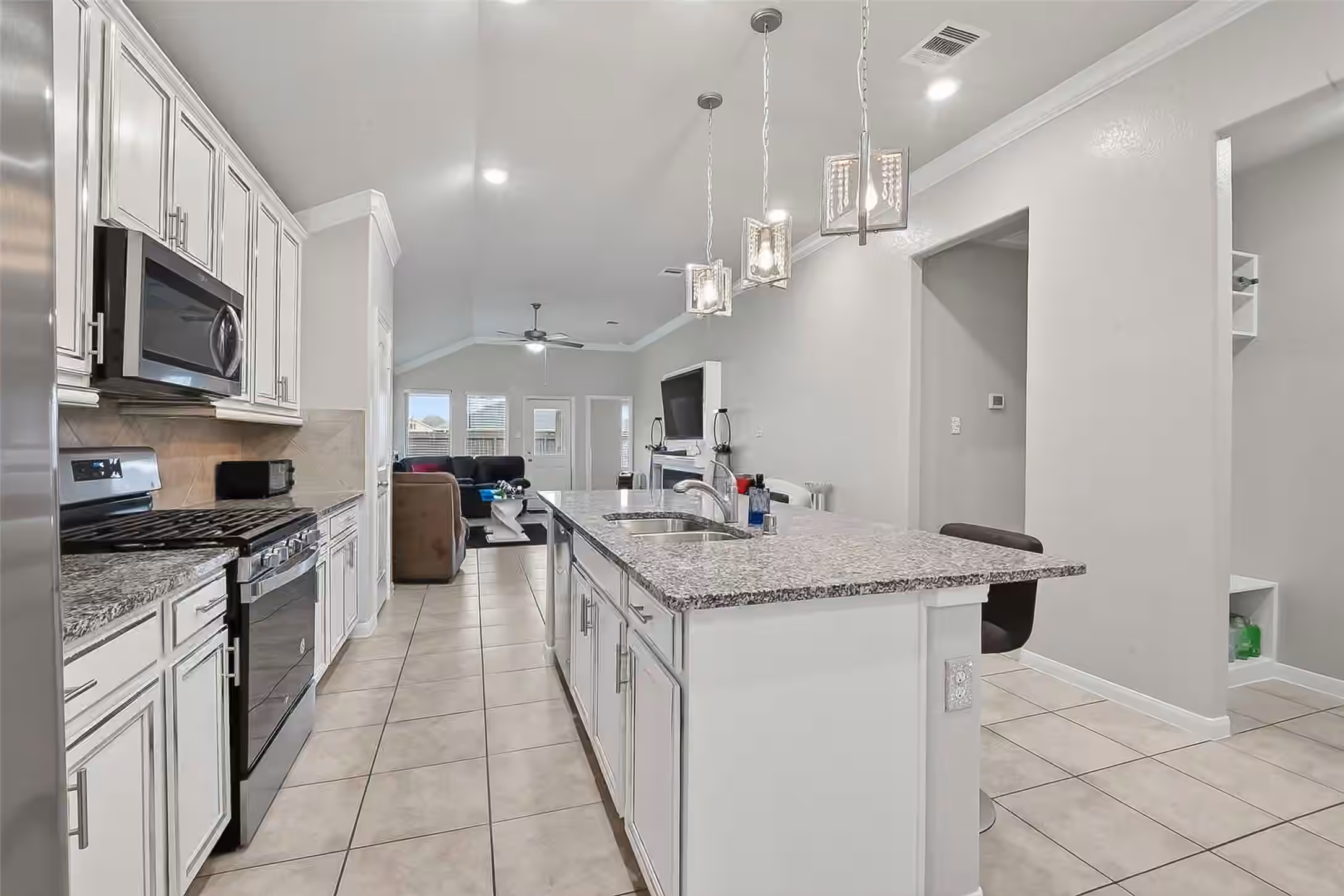 Photo 3 of 526 Heron Bay Circle, La Porte, TX