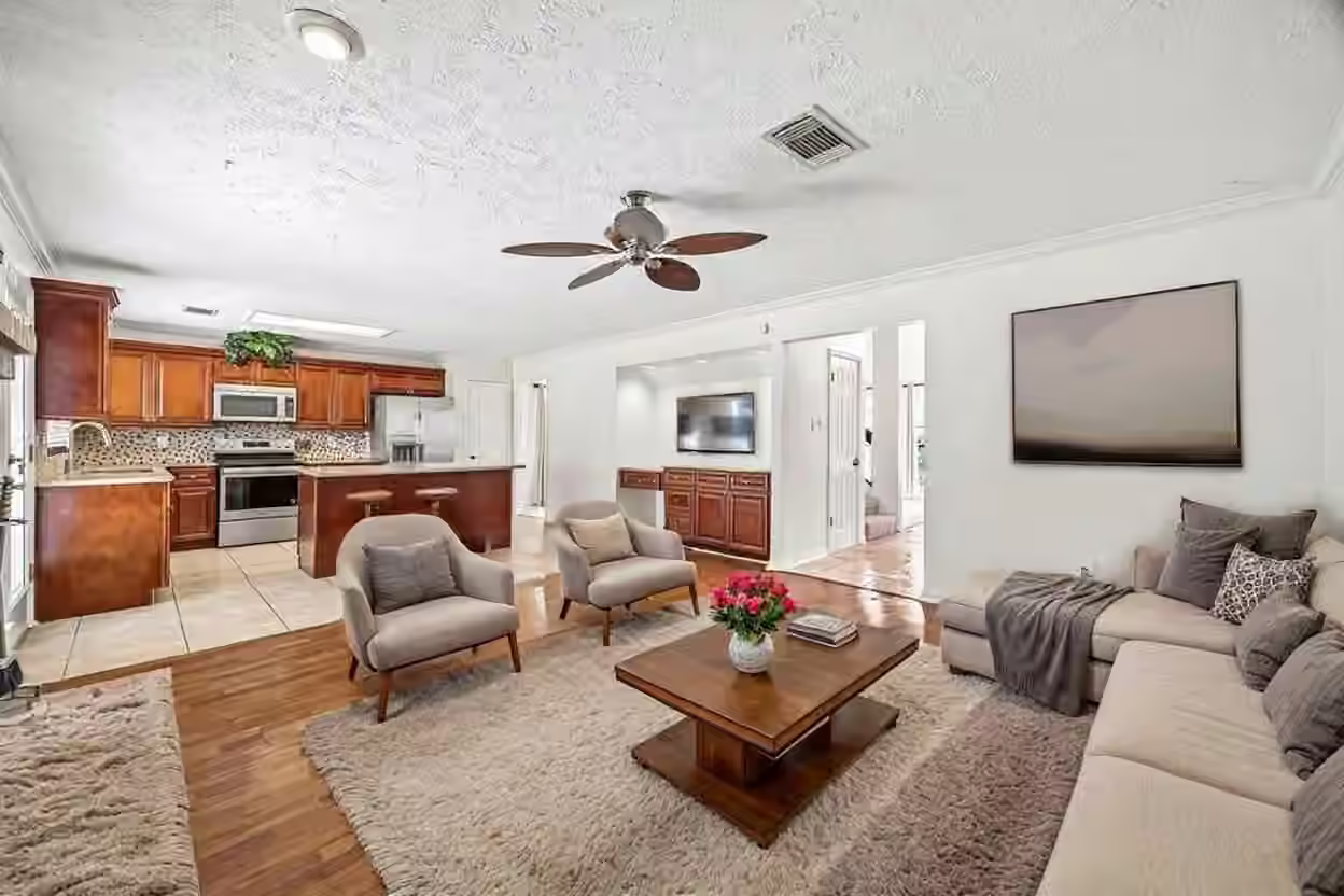 Photo 4 of 8915 Lakeside Forest Drive, Houston, TX