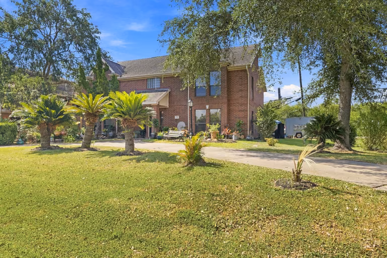 Photo 3 of 217 Baywood Street, Shoreacres, TX