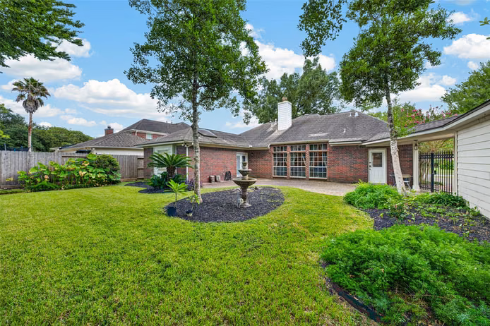 Photo 2 of 15327 Willow Shores Drive, Houston, TX