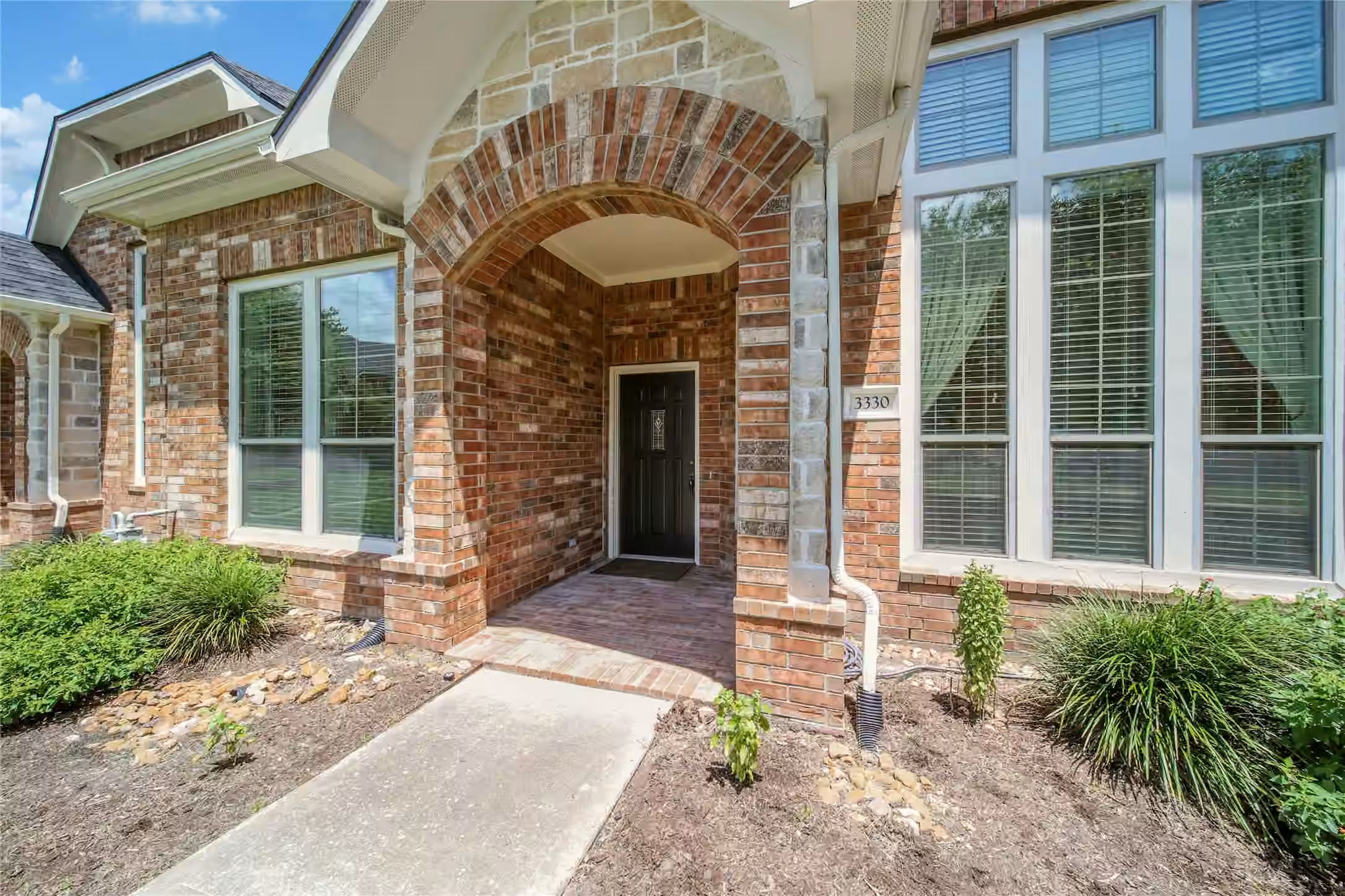 Photo 2 of 3330 Knollcrest Lane, Pearland, TX
