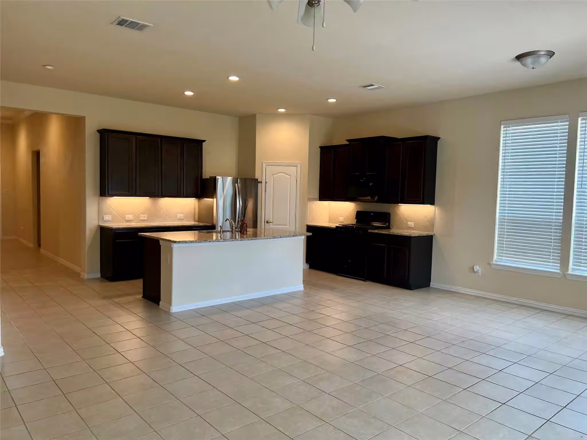 Photo 4 of 13201 Anchor Isle Court, Texas City, TX