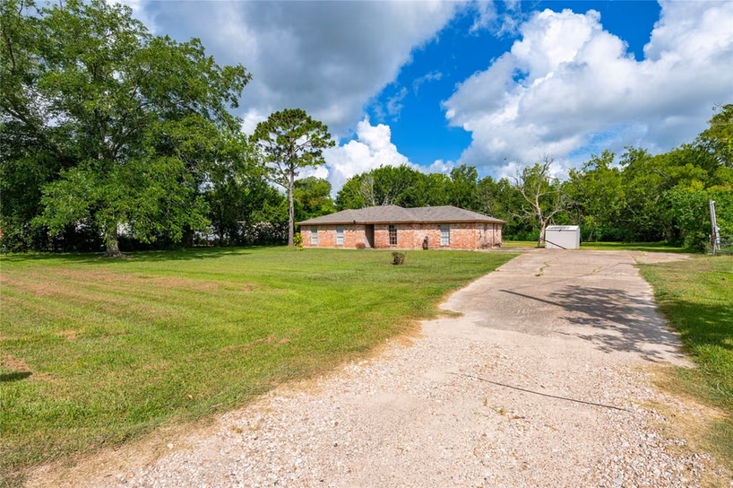 Photo of 1857 County Road 99, Alvin, TX 77511