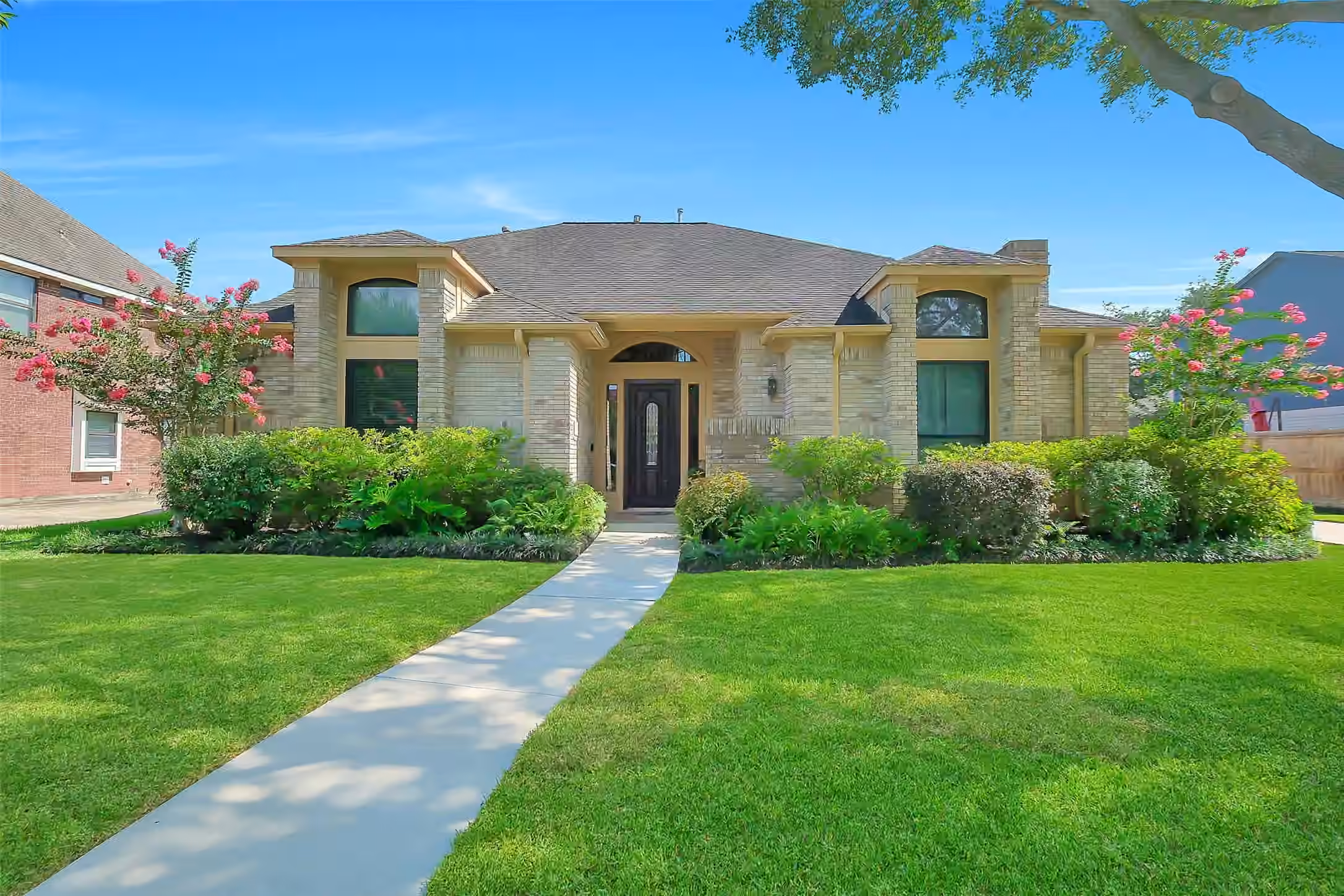 Photo 2 of 910 Millpond Drive, Sugar Land, TX