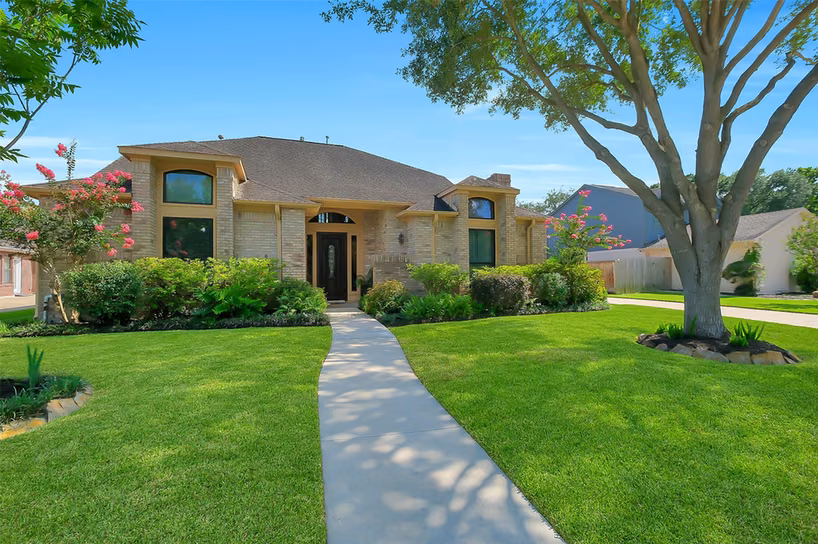 Photo 4 of 910 Millpond Drive, Sugar Land, TX