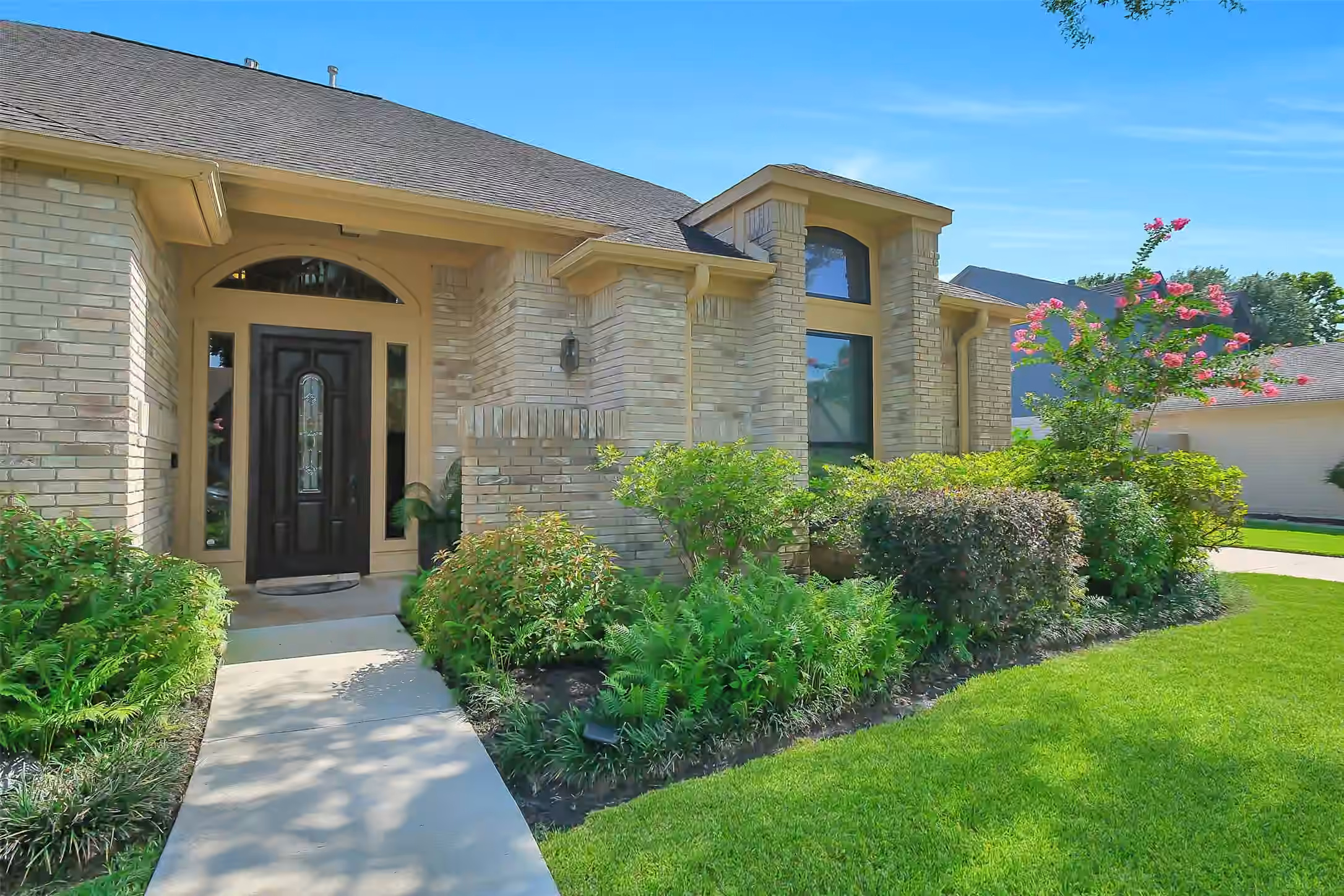 Photo 5 of 910 Millpond Drive, Sugar Land, TX
