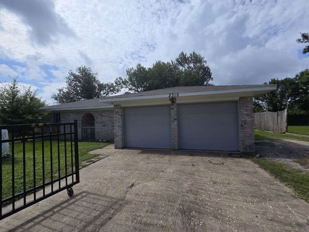 Photo of 2310 Heather Street, Highlands, TX