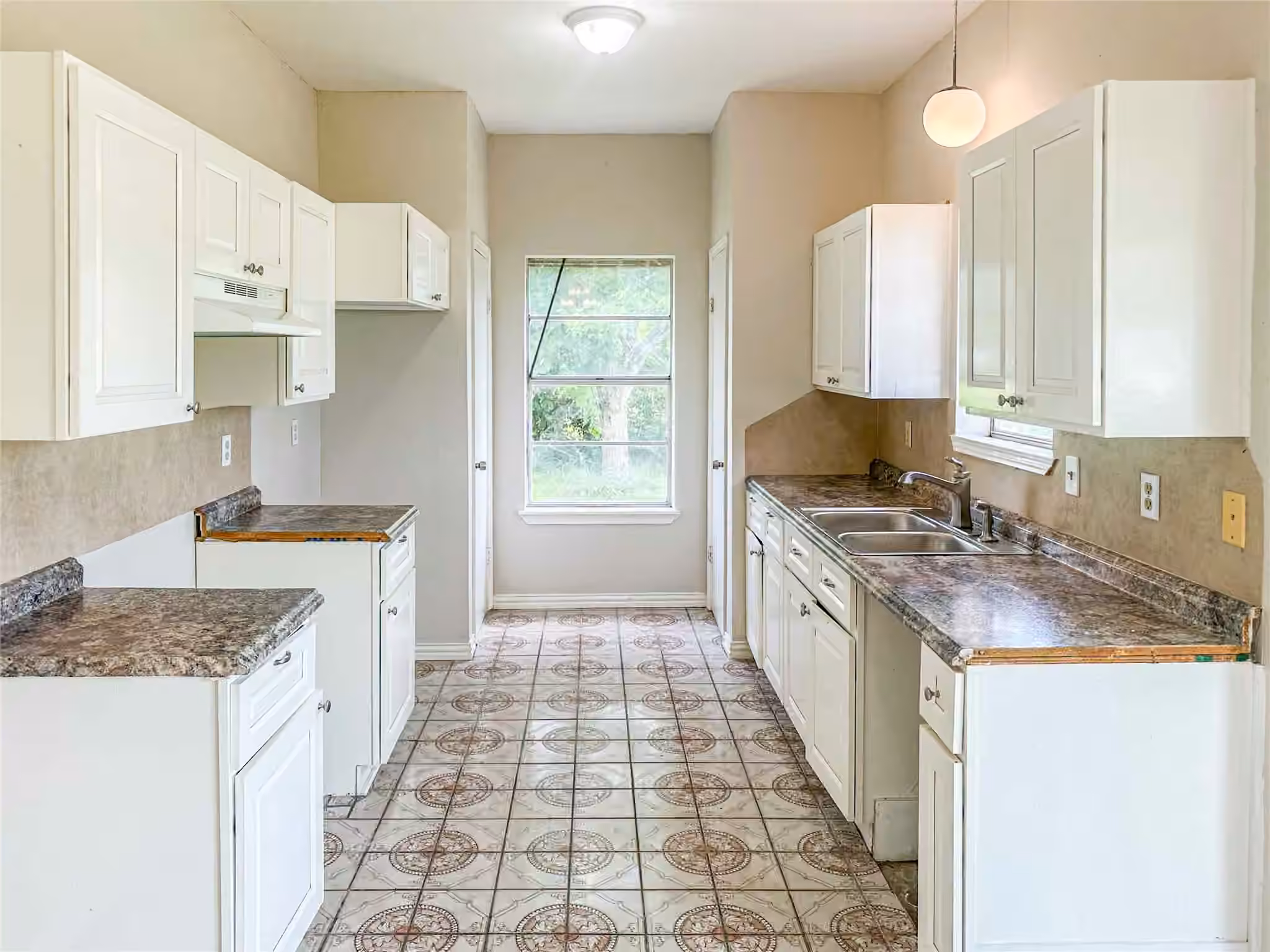 Photo 7 of 4513 County Road 424, Alvin, TX