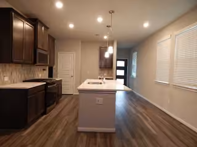 Photo 7 of 7103 Silverleaf Oak Street, Conroe, TX