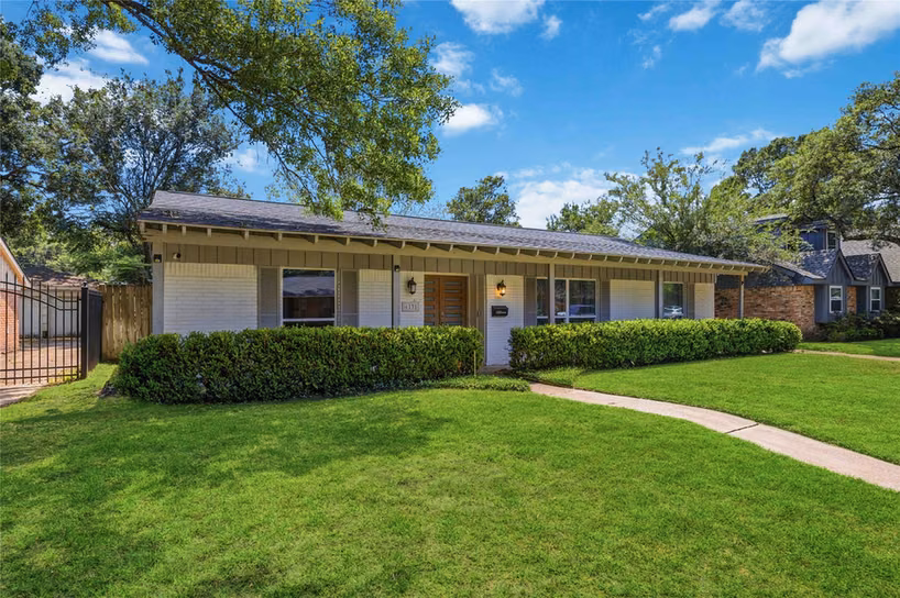 Photo 3 of 6131 Dumfries Drive, Houston, TX
