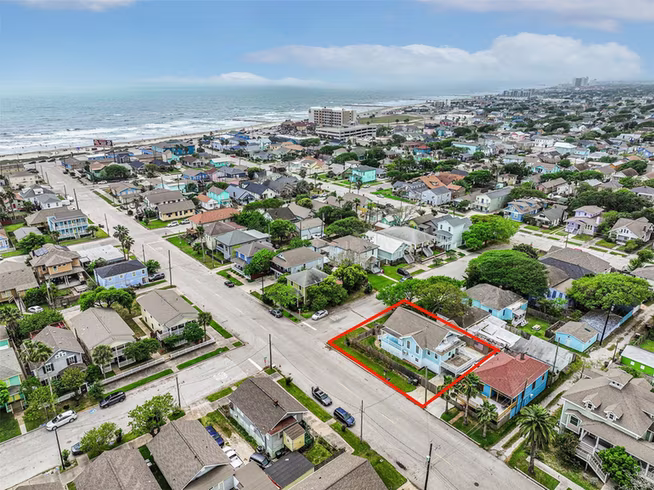 Photo 4 of 3002 Avenue Q 1/2, Galveston, TX
