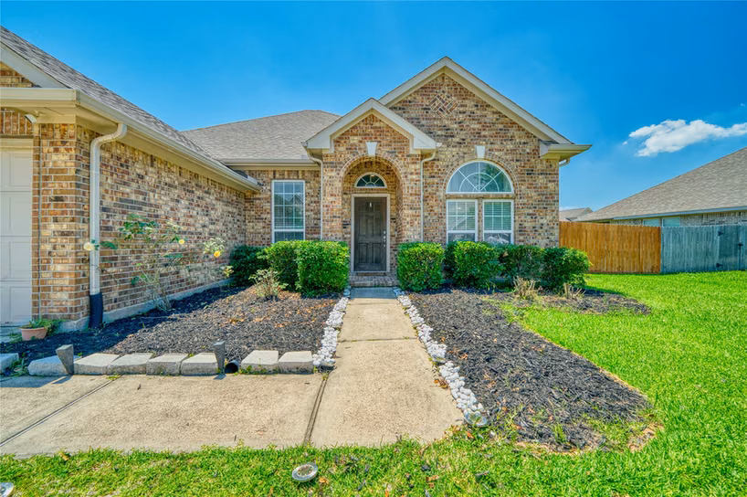 Photo 2 of 9515 Taylor Lane, Mont Belvieu, TX