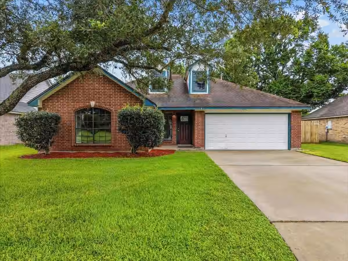 Photo of 111 Jamestown Avenue, Clute, TX