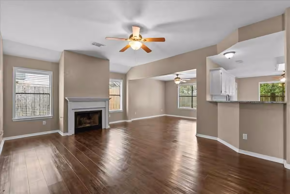 Photo 4 of 111 Jamestown Avenue, Clute, TX