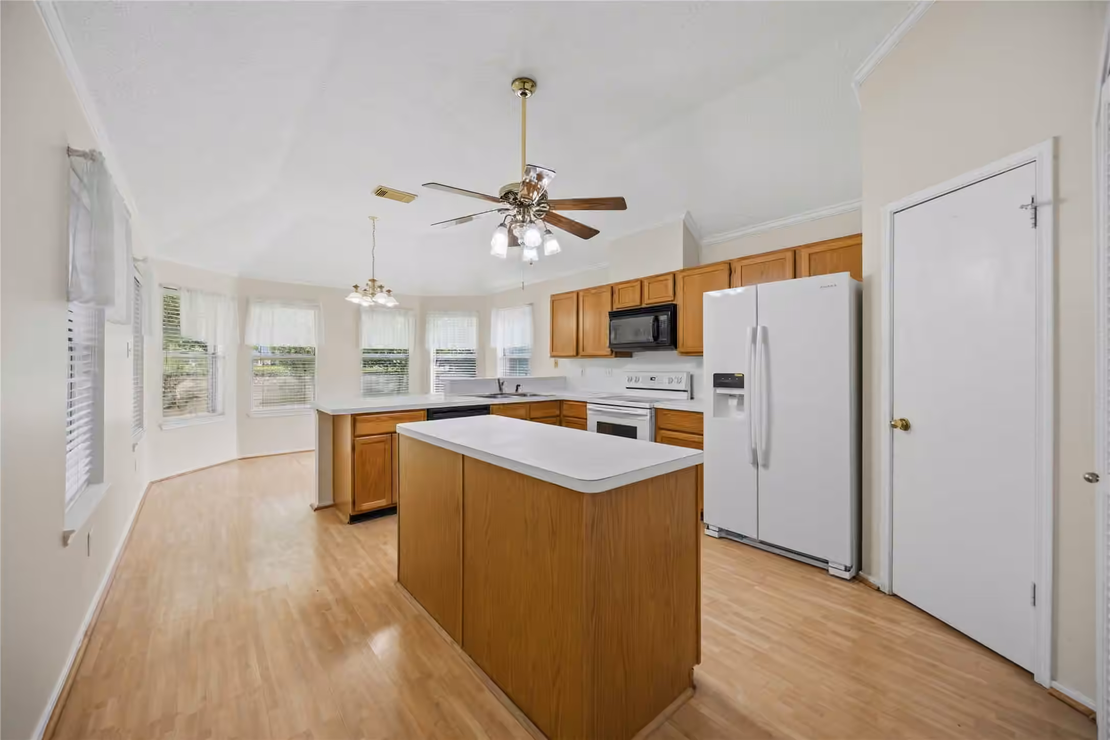Photo 2 of 2755 N Larkspur Circle, Pearland, TX