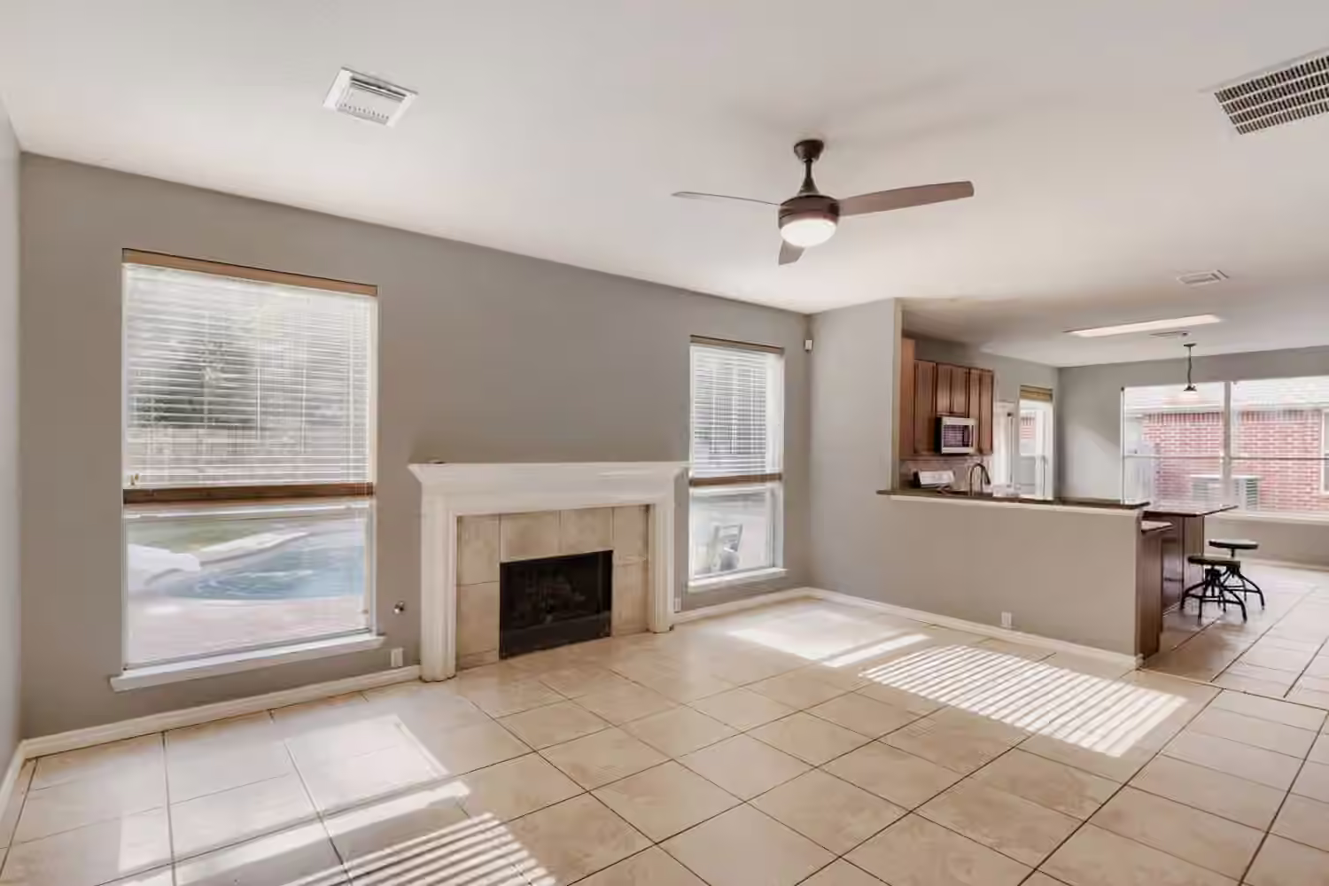 Photo 5 of 18715 Woodglen Shadows Drive, Humble, TX