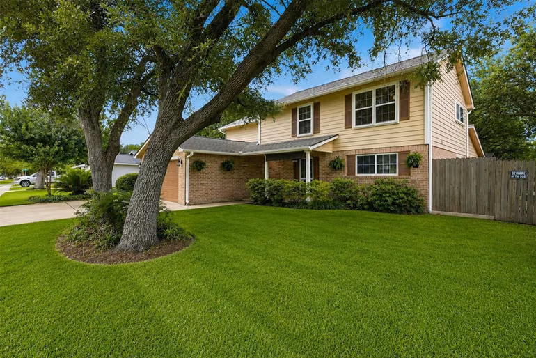 Photo 4 of 10435 Long River Drive, Sugar Land, TX