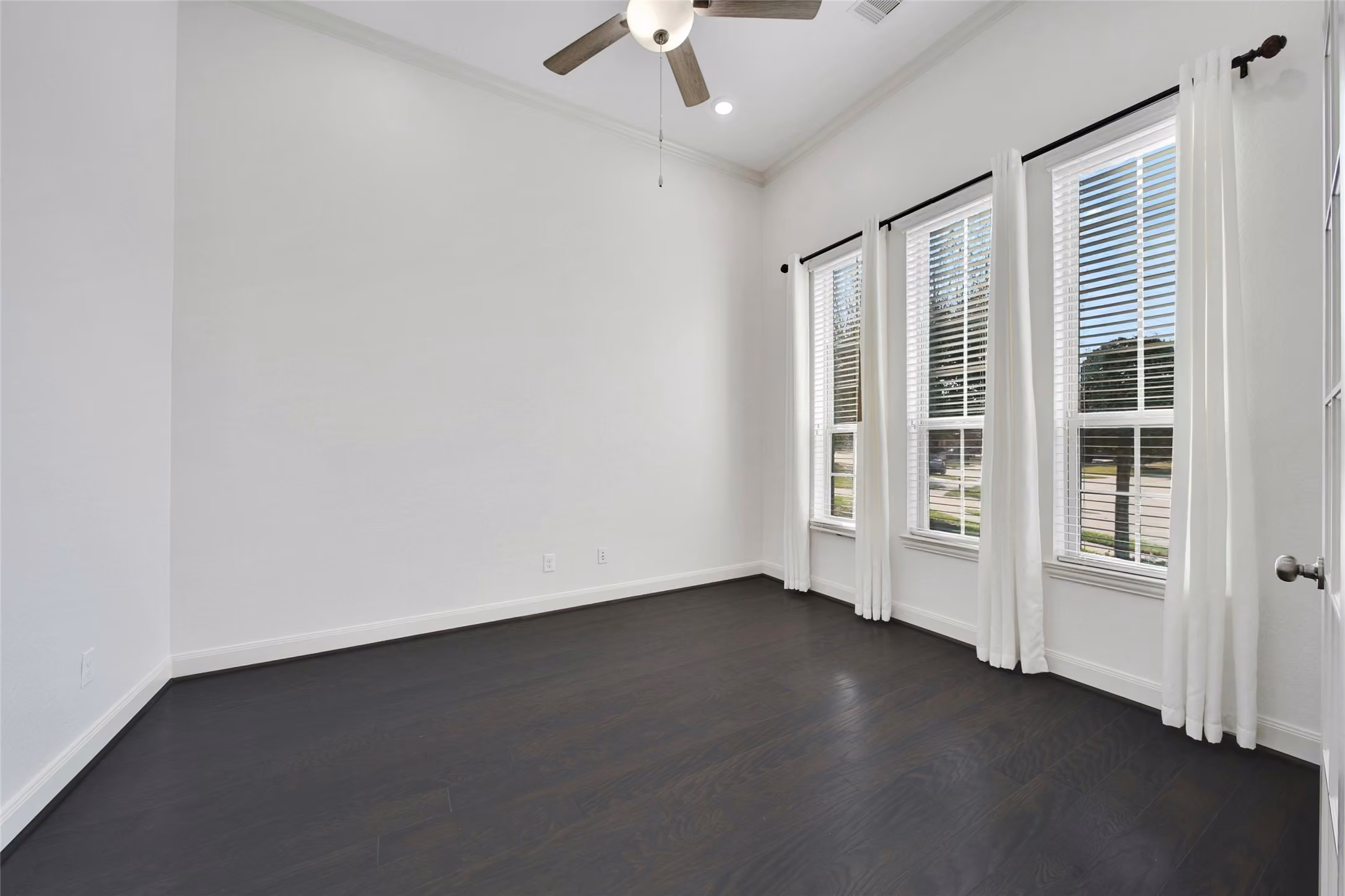 Photo 4 of 11030 Sarah Bluff Lane, Cypress, TX