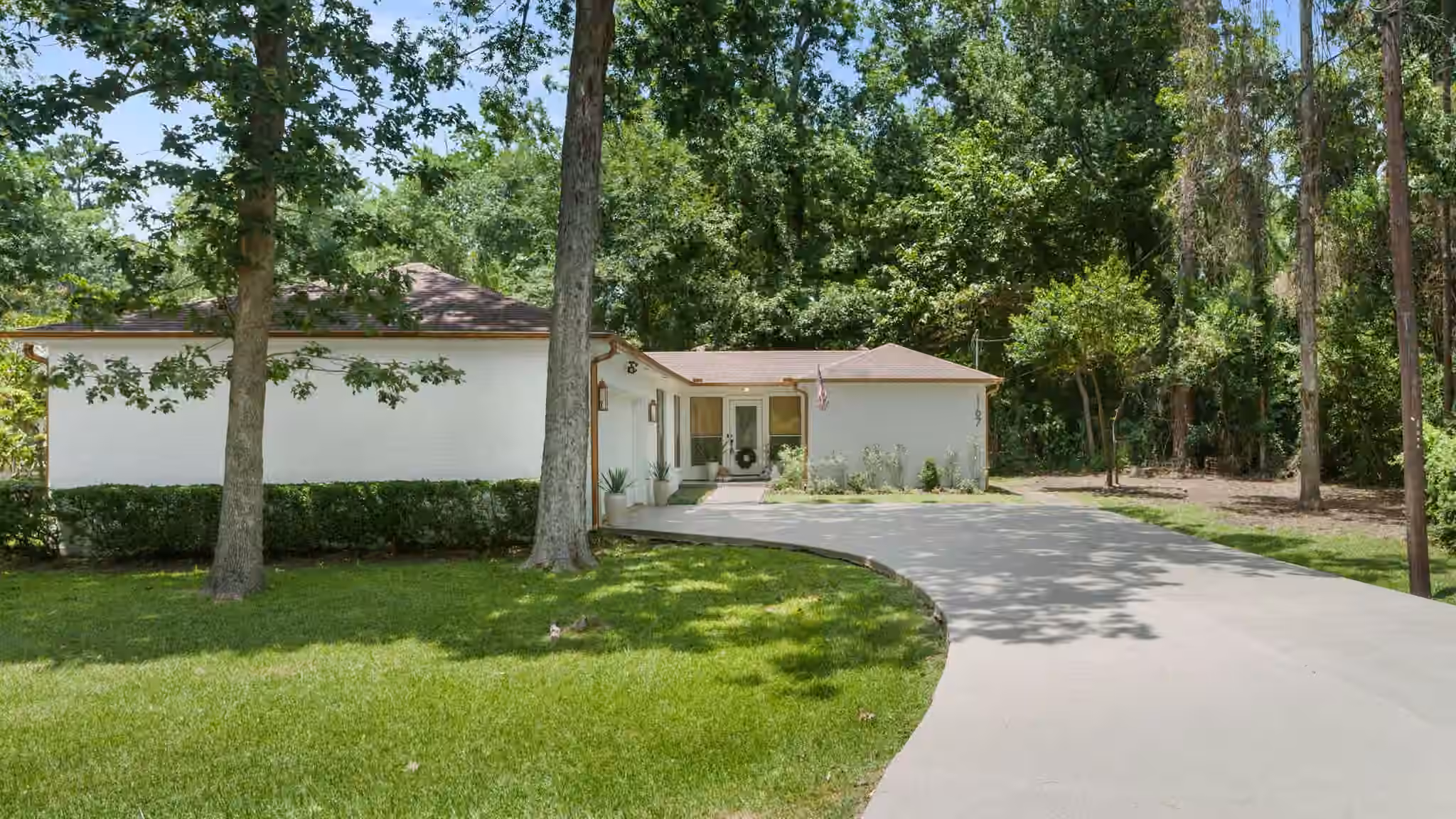 Photo 3 of 167 N Thunderbird Drive, Conroe, TX
