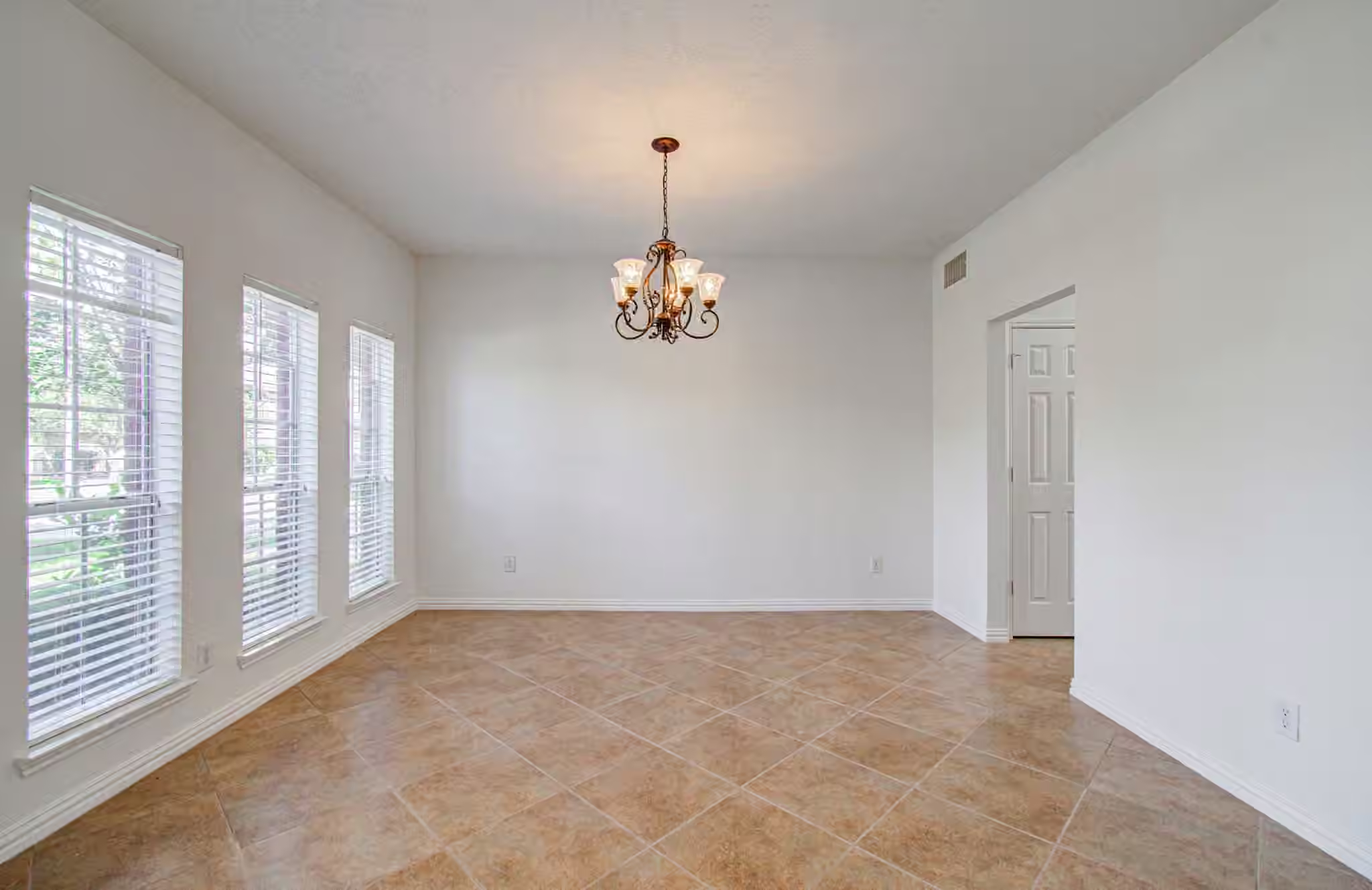 Photo 6 of 1402 Pine Knot Court, Pearland, TX