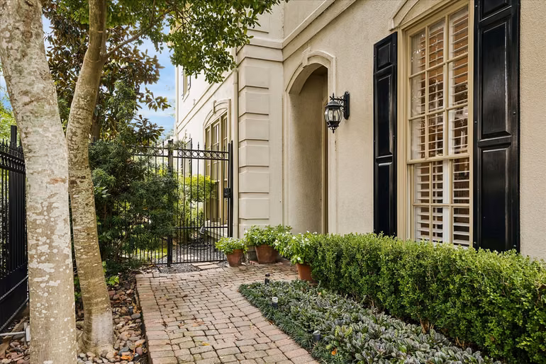 Photo 2 of 240 S Post Oak Lane, Houston, TX