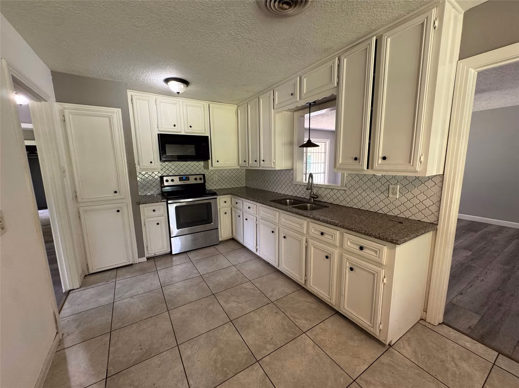 Photo 3 of 311 Alta Vista Drive, Pasadena, TX