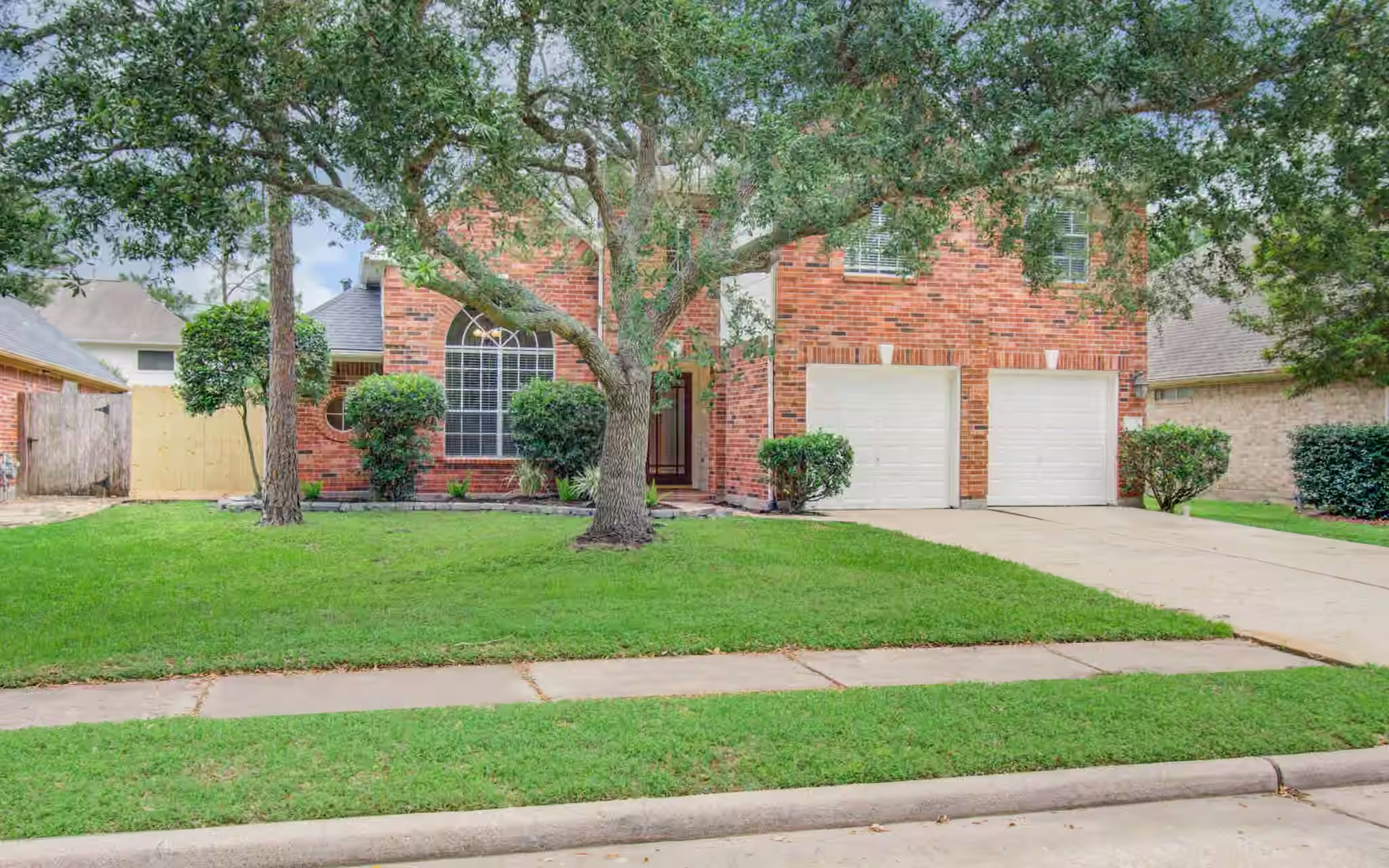 Photo 2 of 6801 Paigetree Lane, Pearland, TX