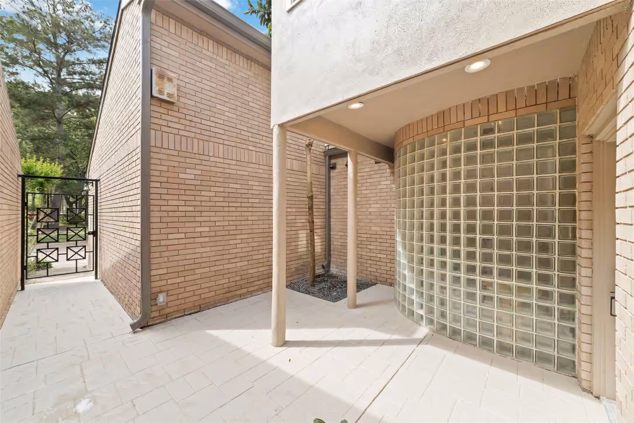Photo 2 of 9374 Briar Forest Drive, Houston, TX