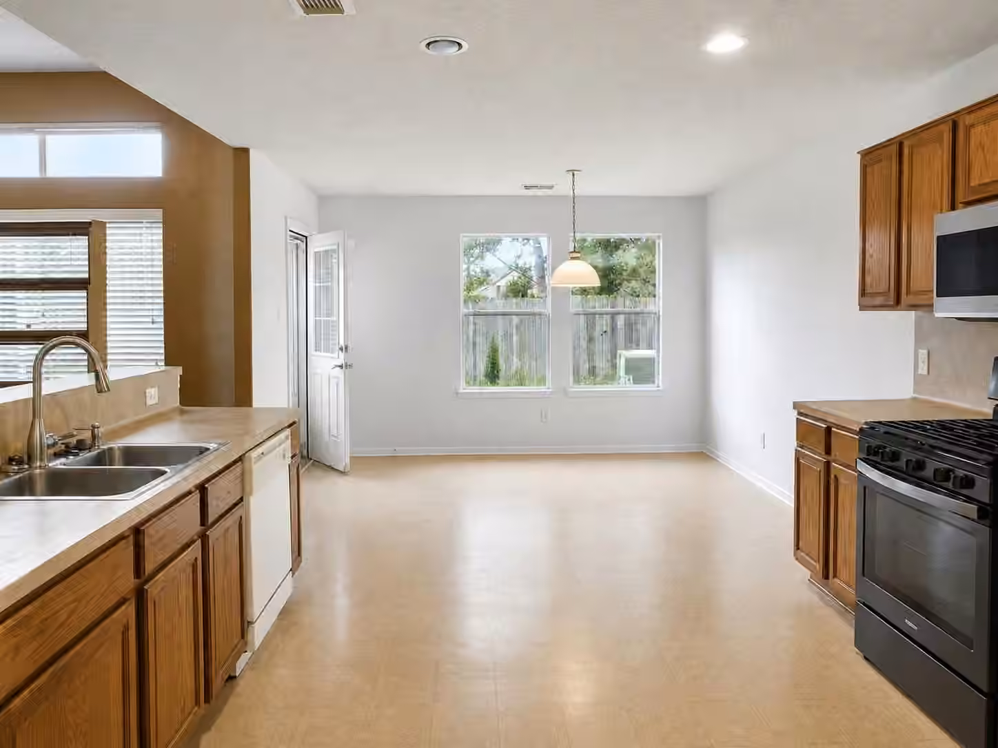 Photo 4 of 16442 Sylvan Dale Drive, Humble, TX