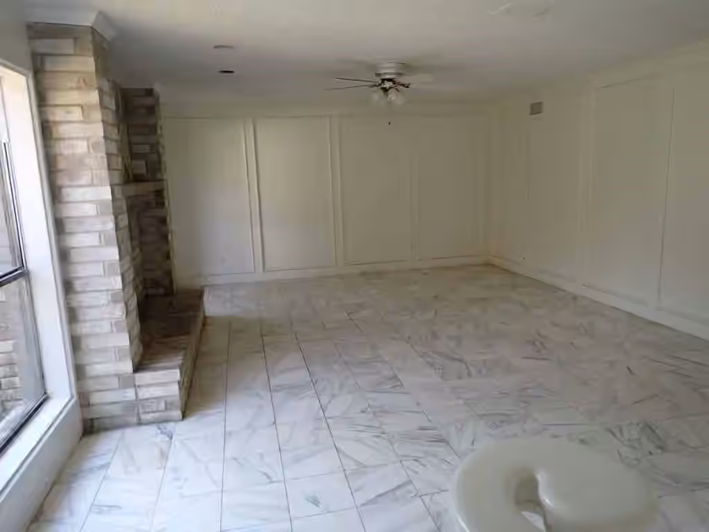 Photo 4 of 5407 Victoria Drive, Rosharon, TX