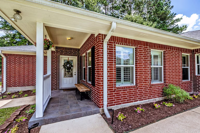 Photo of 501 Cherry Hills Drive, Huntsville, TX 77340