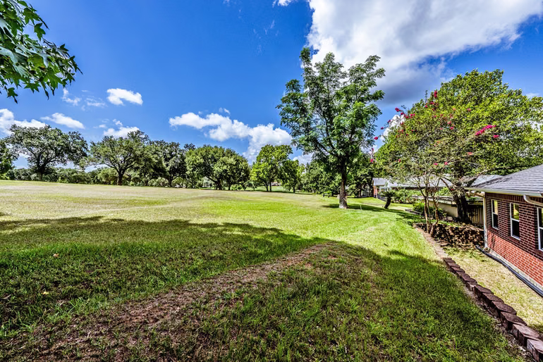 Photo 2 of 501 Cherry Hills Drive, Huntsville, TX