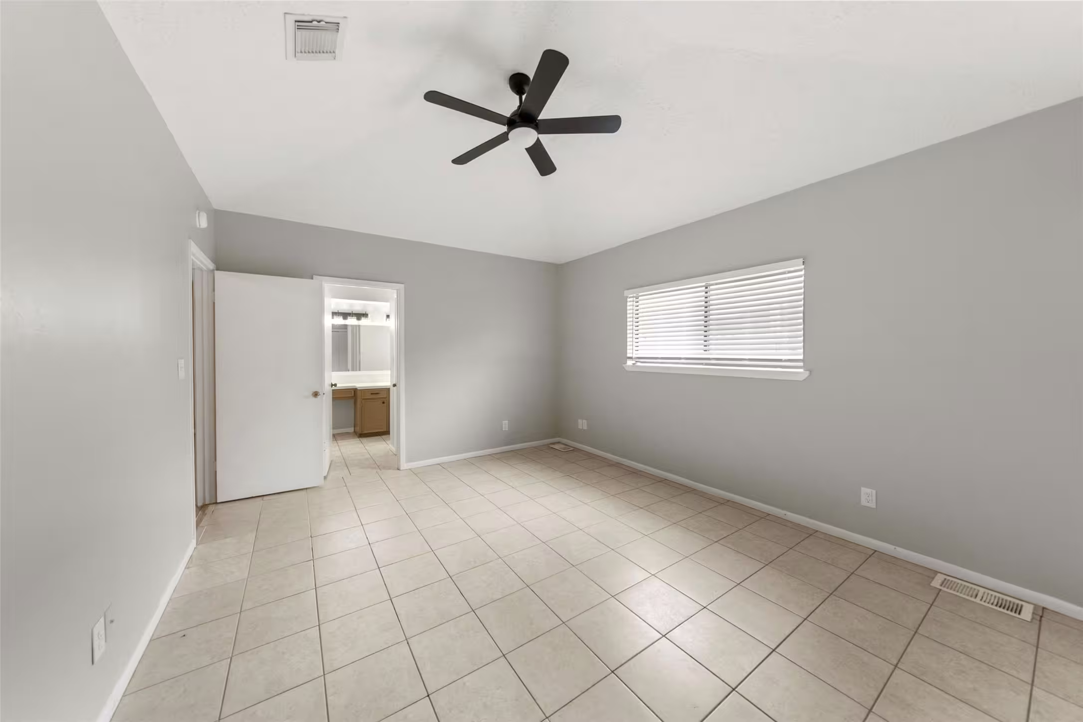 Photo 7 of 25 Shady Oak Lane, Conroe, TX