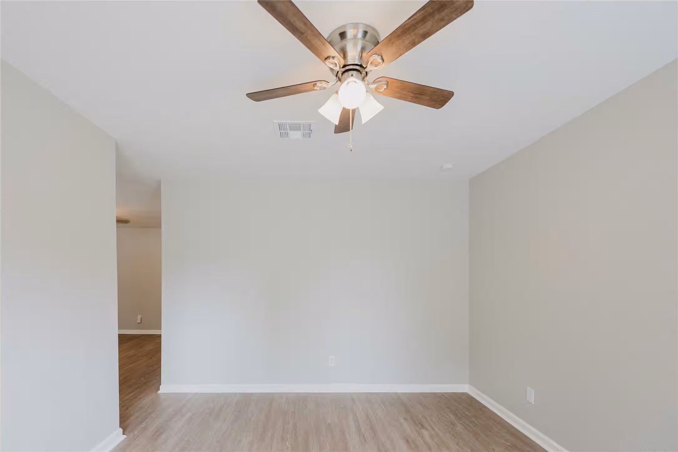 Photo 3 of 1109 Missouri Street, South Houston, TX