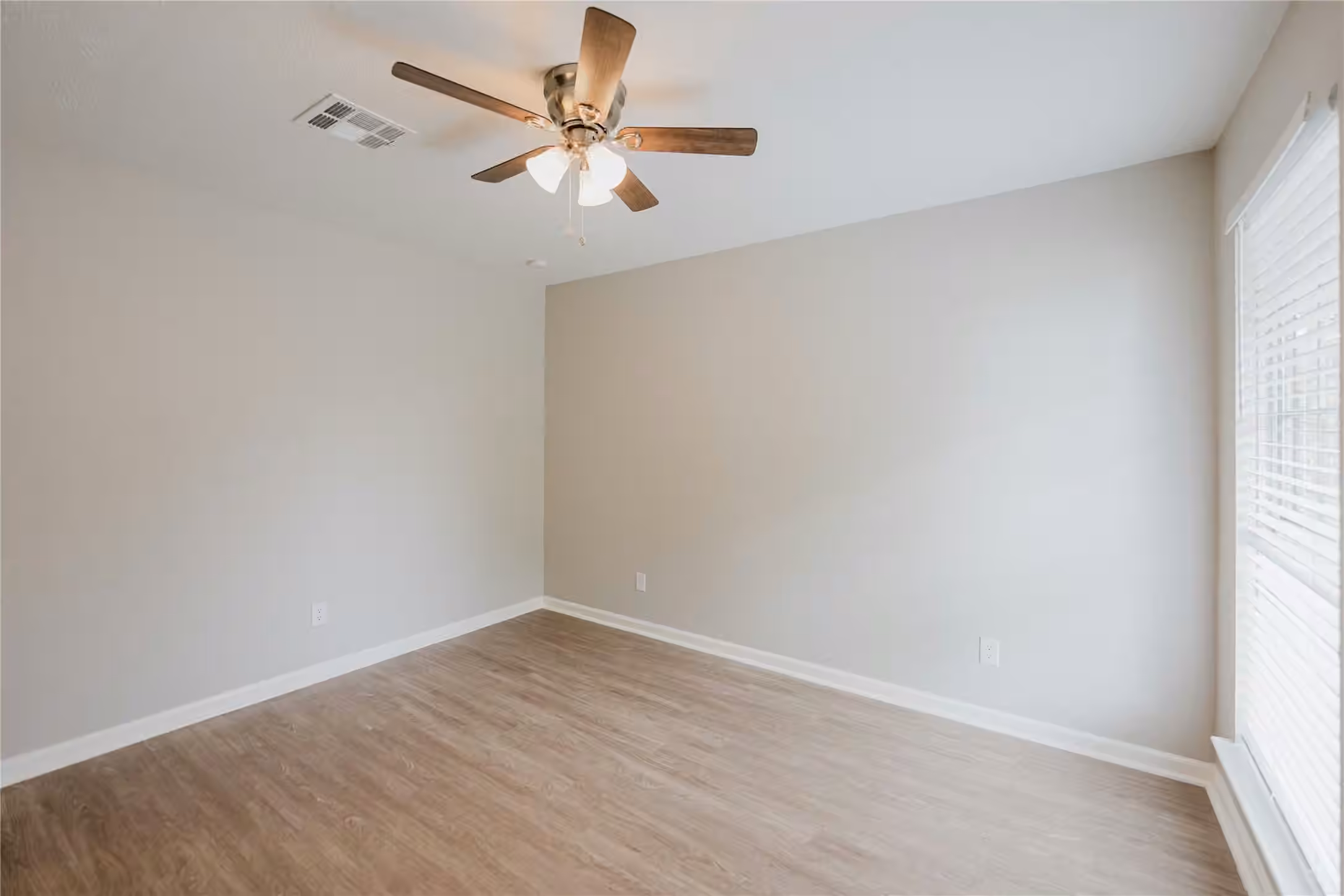 Photo 4 of 1109 Missouri Street, South Houston, TX