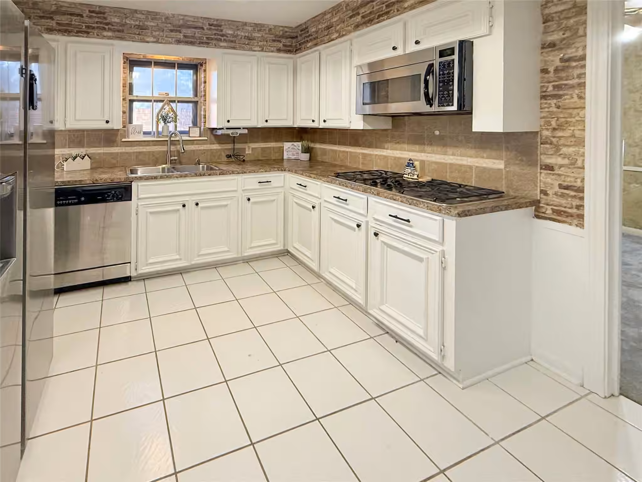 Photo 3 of 127 Begonia Street, Lake Jackson, TX