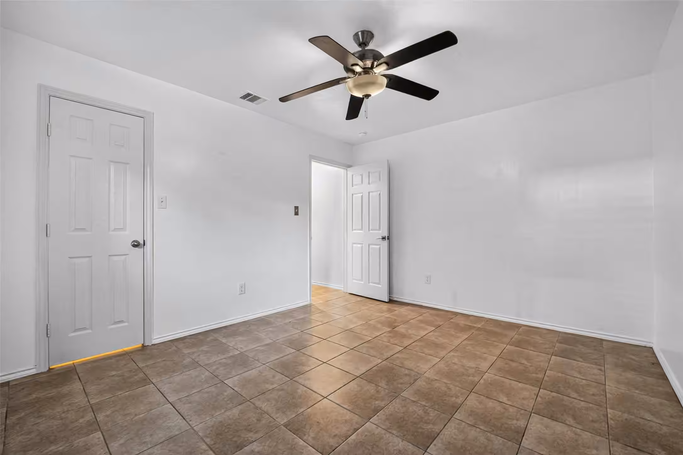 Photo 7 of 2735 Woodridge Manor Drive, Houston, TX