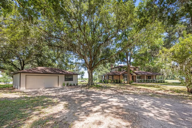 Photo 5 of 21802 Lake View Road, Damon, TX