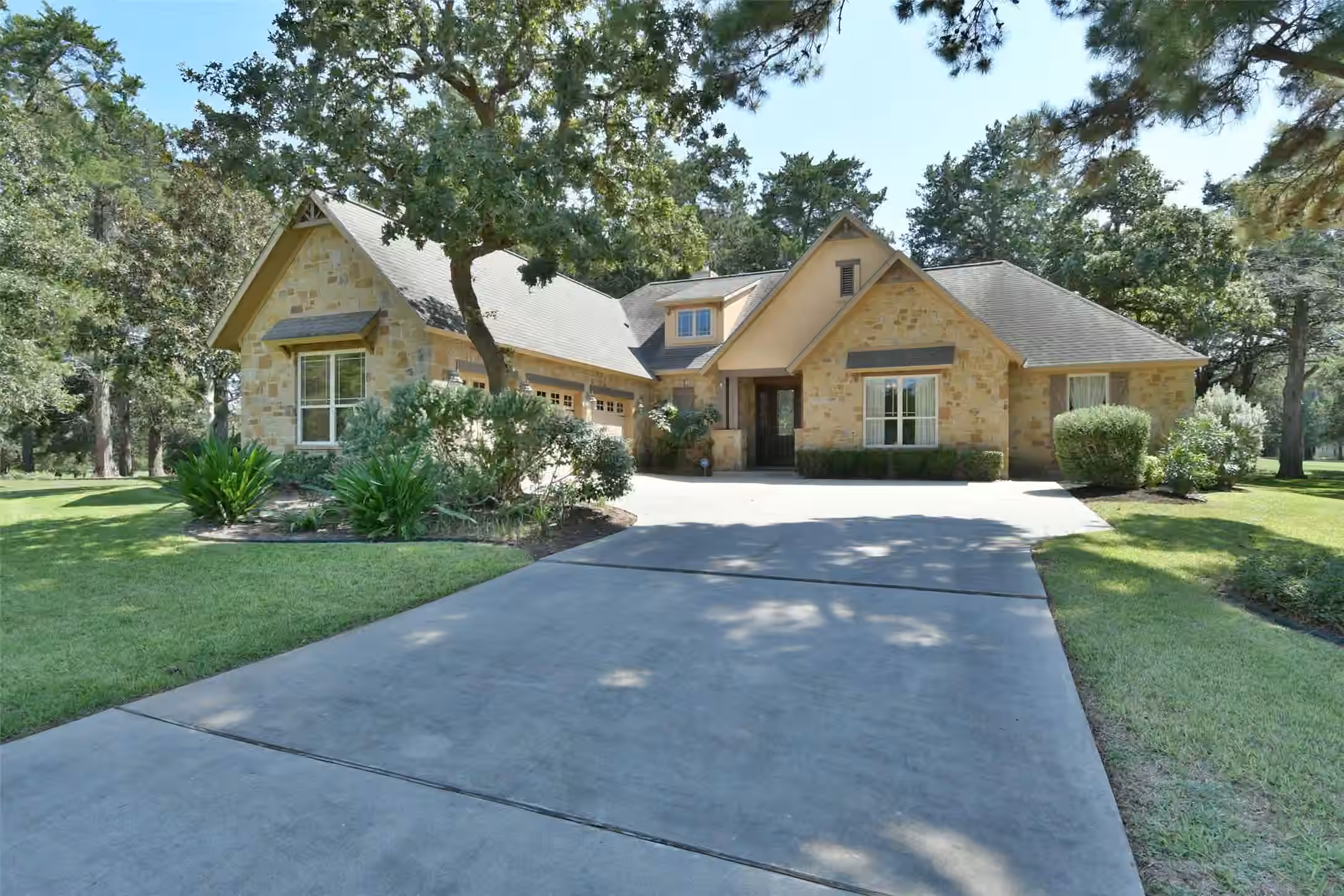 Photo of 901 N Falls Drive, New Ulm, TX
