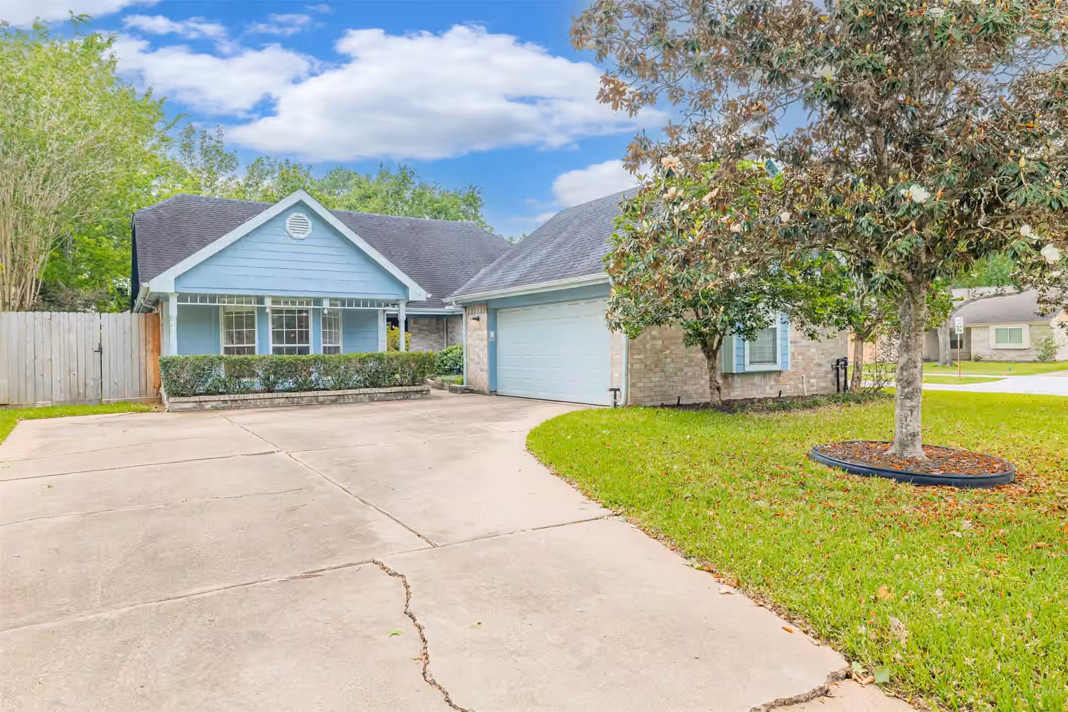 Photo of 519 E Hillary Circle, Sugar Land, TX 77498