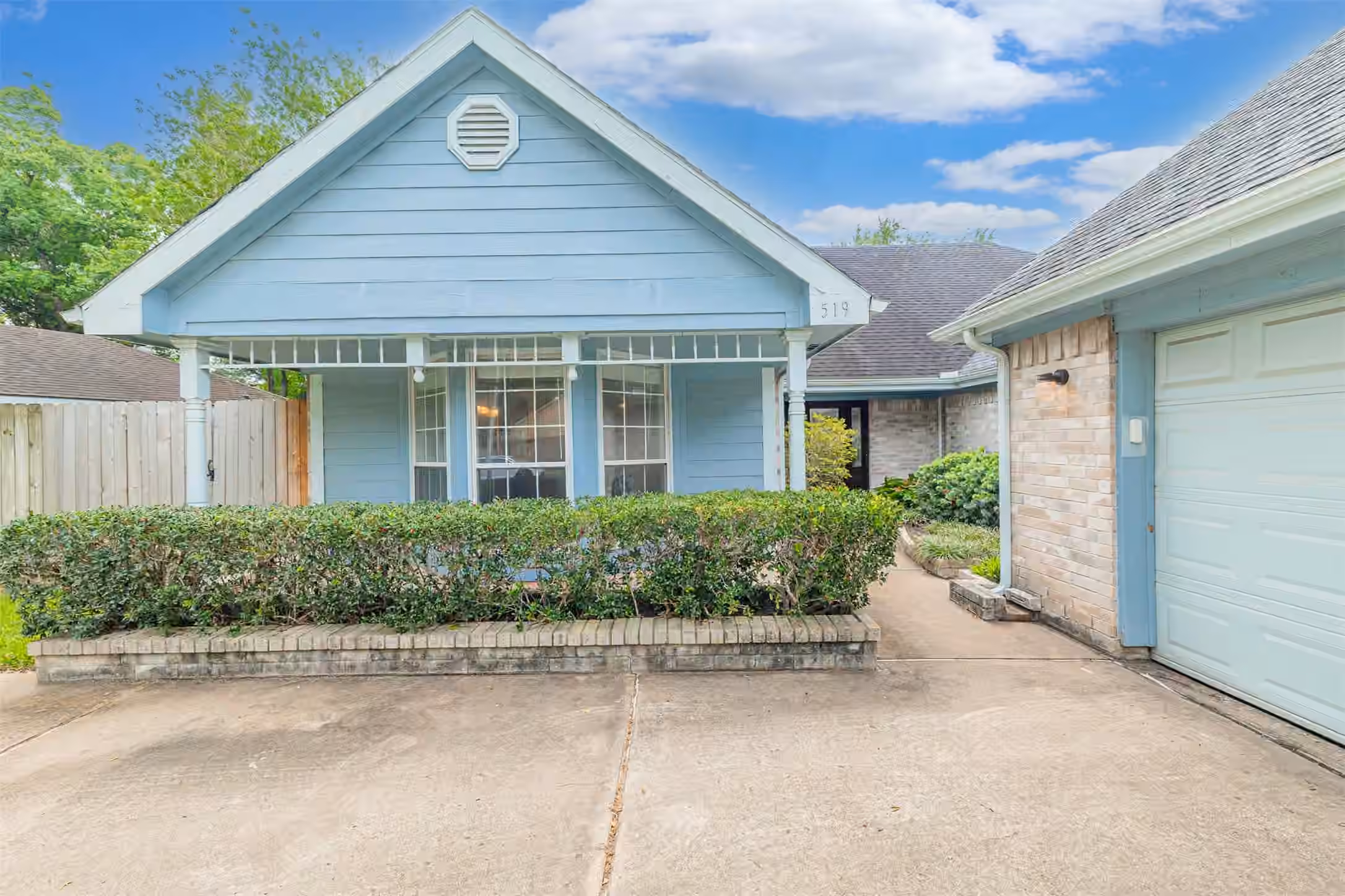 Photo 2 of 519 E Hillary Circle, Sugar Land, TX