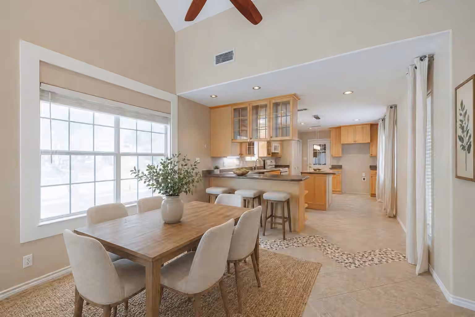 Photo 4 of 519 E Hillary Circle, Sugar Land, TX