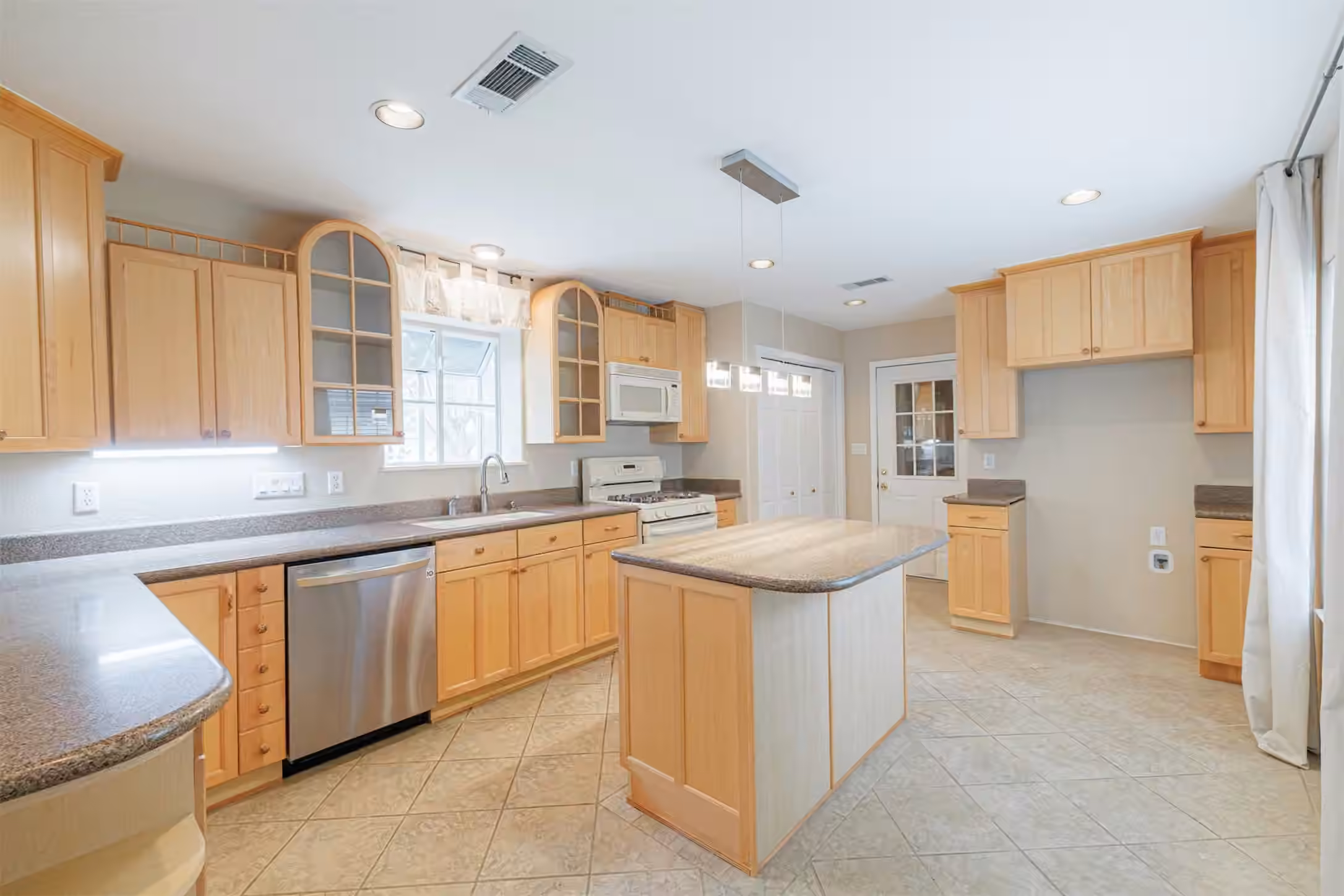 Photo 6 of 519 E Hillary Circle, Sugar Land, TX