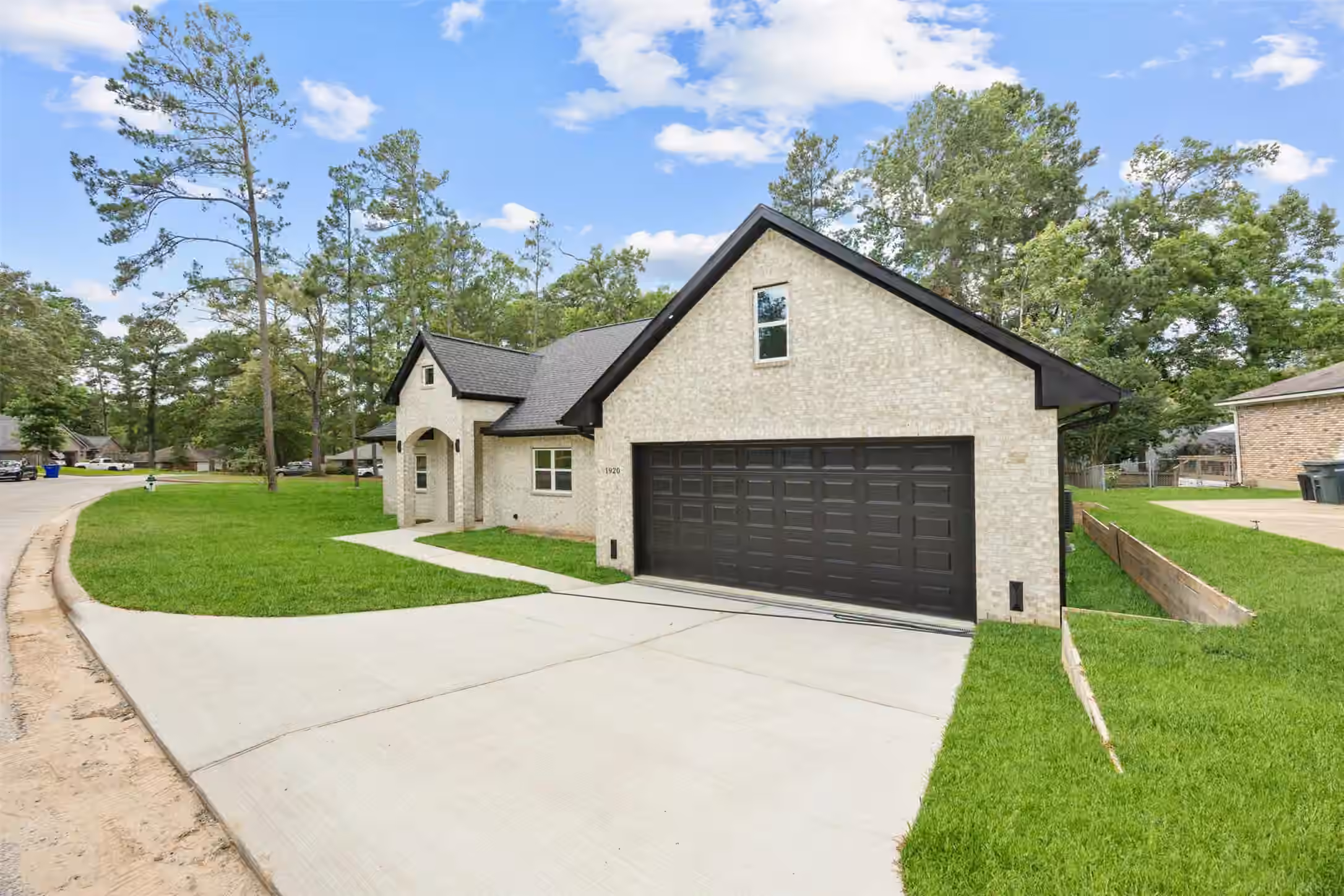 Photo 4 of 1920 Foxbriar Drive, Huntsville, TX