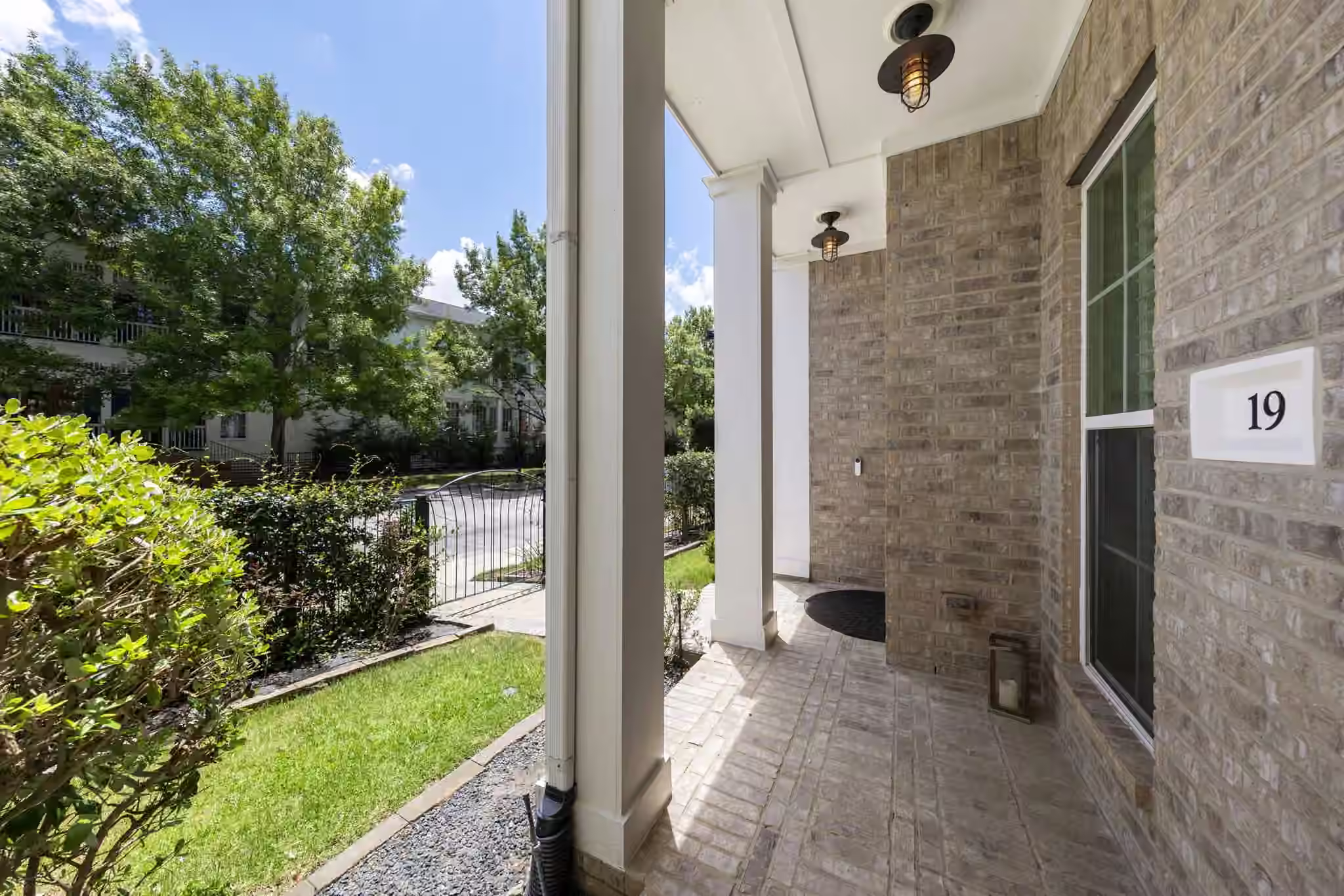 Photo 3 of 19 E Breezy Way, The Woodlands, TX