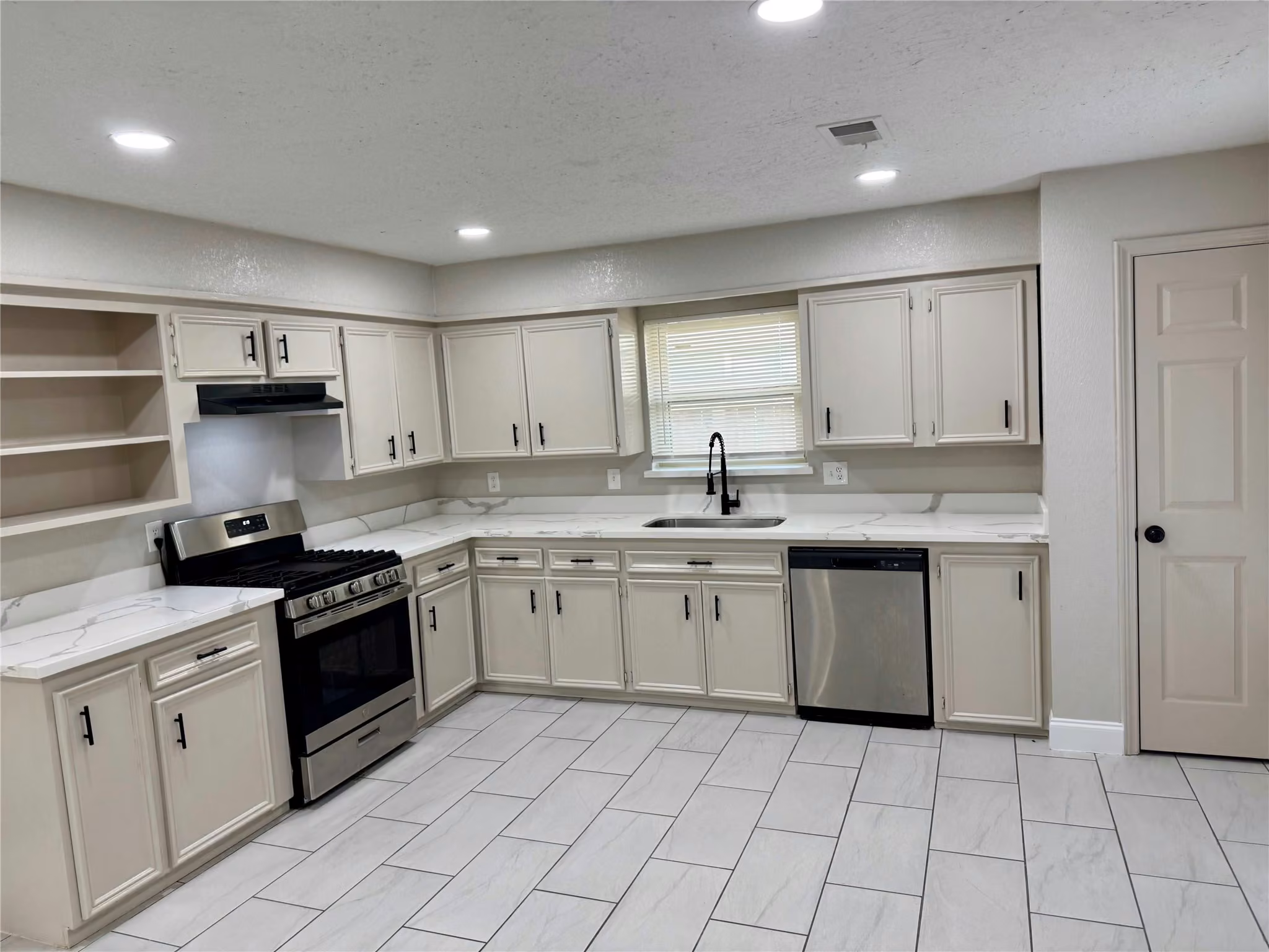 Photo 7 of 6321 Apache Drive, Pasadena, TX