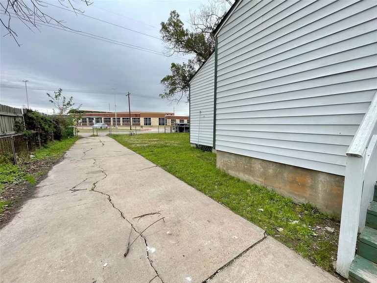 Photo 5 of 1827 Neuman Street, La Marque, TX