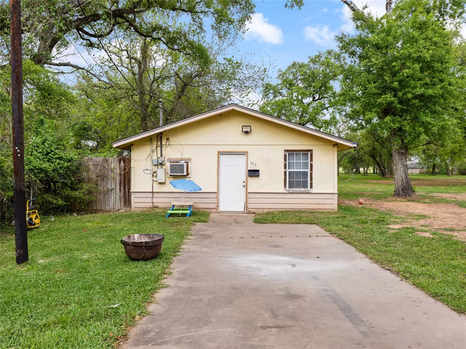 Photo 3 of 496 James Street, Clute, TX
