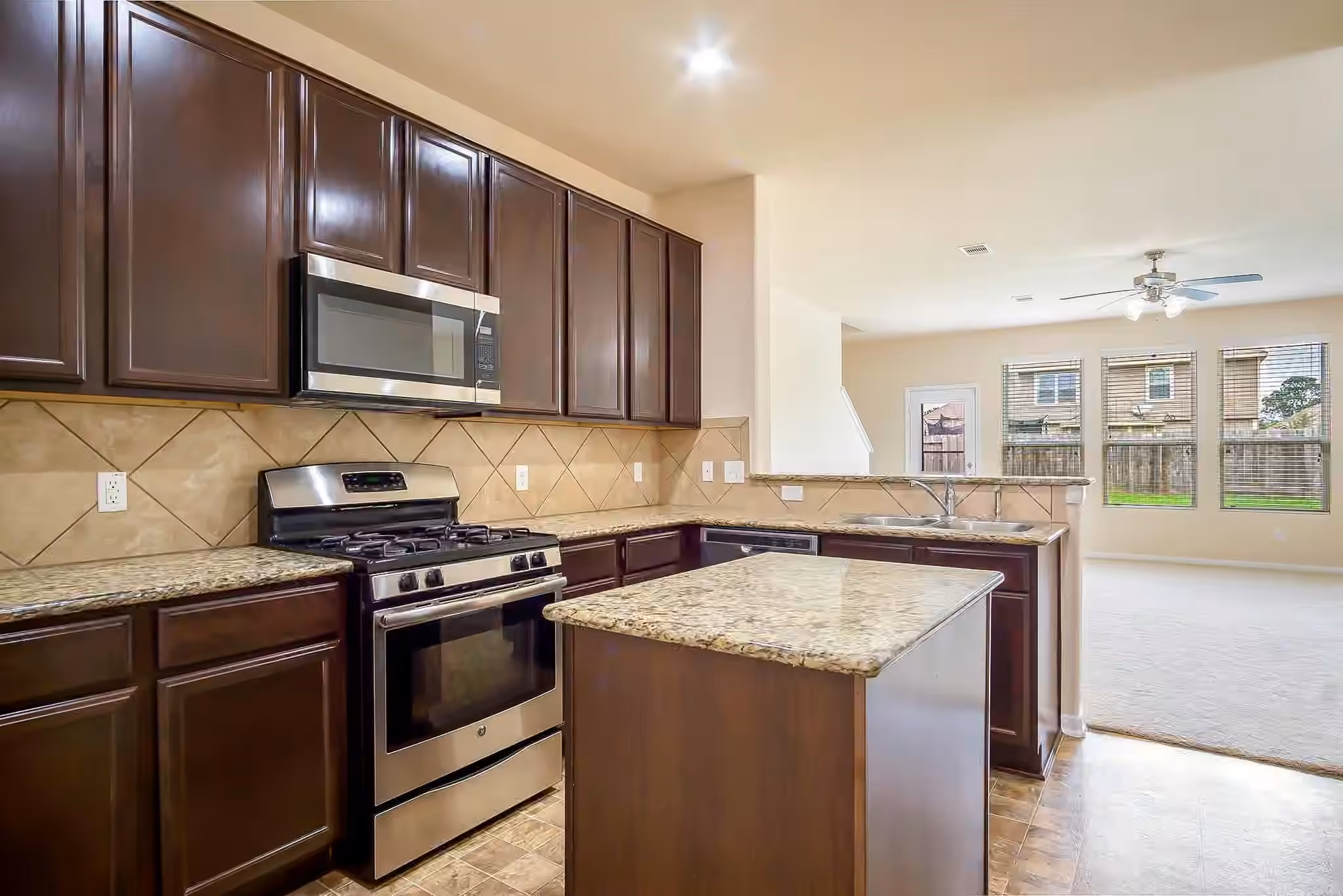 Photo 7 of 5215 Espuela Lane, Baytown, TX