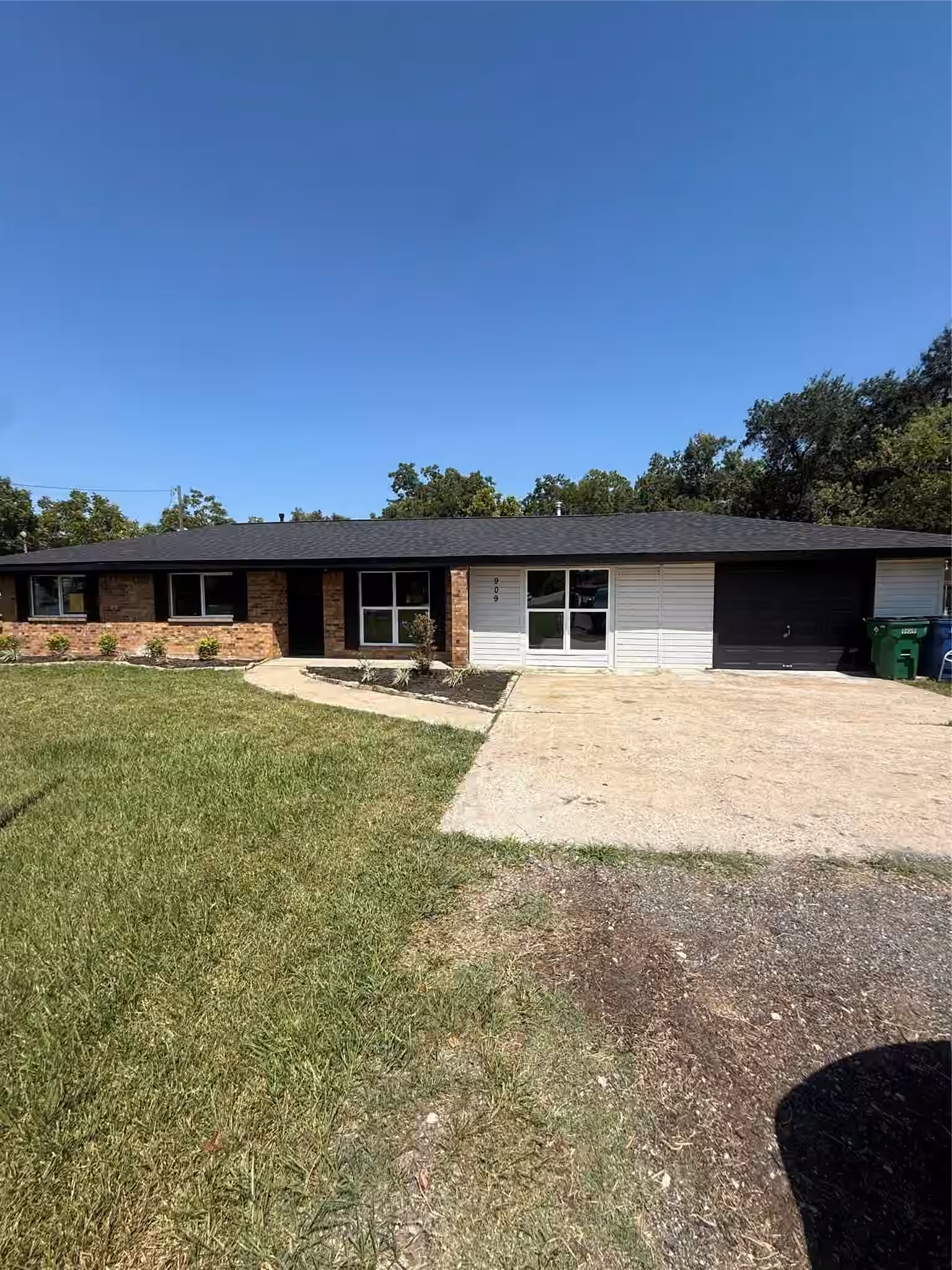 Photo 4 of 909 S Downing Road, Angleton, TX